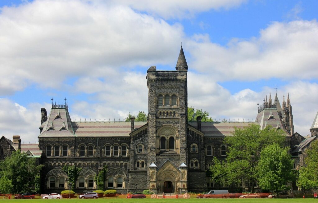 https://cdn.pixabay.com/photo/2014/05/18/19/12/campus-347285_1280.jpg
